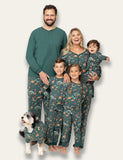 Bijpassende pyjama voor de familie met kerstdierentuinprint