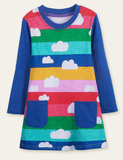 Dunkles, mit Wolken bedrucktes, regenbogengestreiftes Kleid