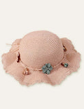 Chapéu de palha à beira-mar com guarda-sol florido