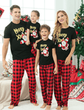 Passender Familien-Pyjama mit Aufdruck „Fröhlicher Weihnachtsmann“.