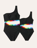 Maillots de bain assortis pour la famille arc-en-ciel