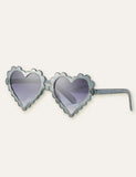Óculos fofos em formato de coração à beira-mar